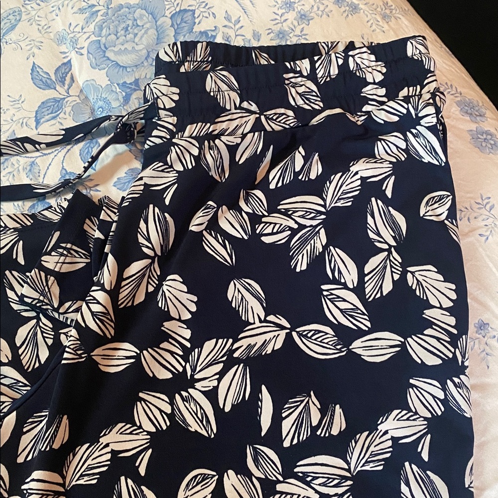 Magnolia Grace Wm’s Large Navy Blue White Leaf Design Flowy Wide Leg Pants